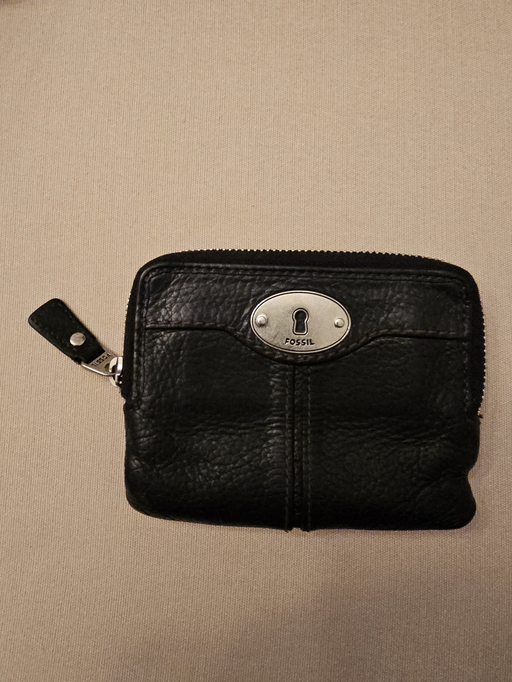 GUC Fossil Black Leather Zip Coin Wallet with Metal Keyhole Emblem